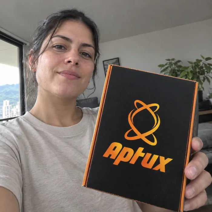 Persona sosteniendo la caja de APTUX recién recibida en casa
